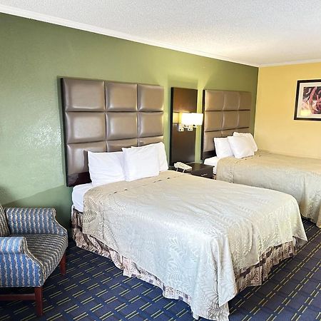 Rodeway Inn & Suites Plymouth Hwy 64 Buitenkant foto