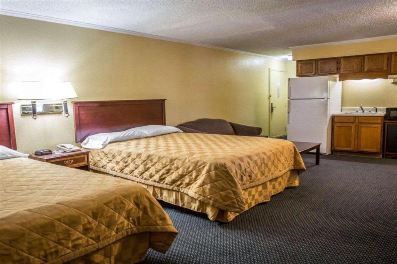 Rodeway Inn & Suites Plymouth Hwy 64 Buitenkant foto
