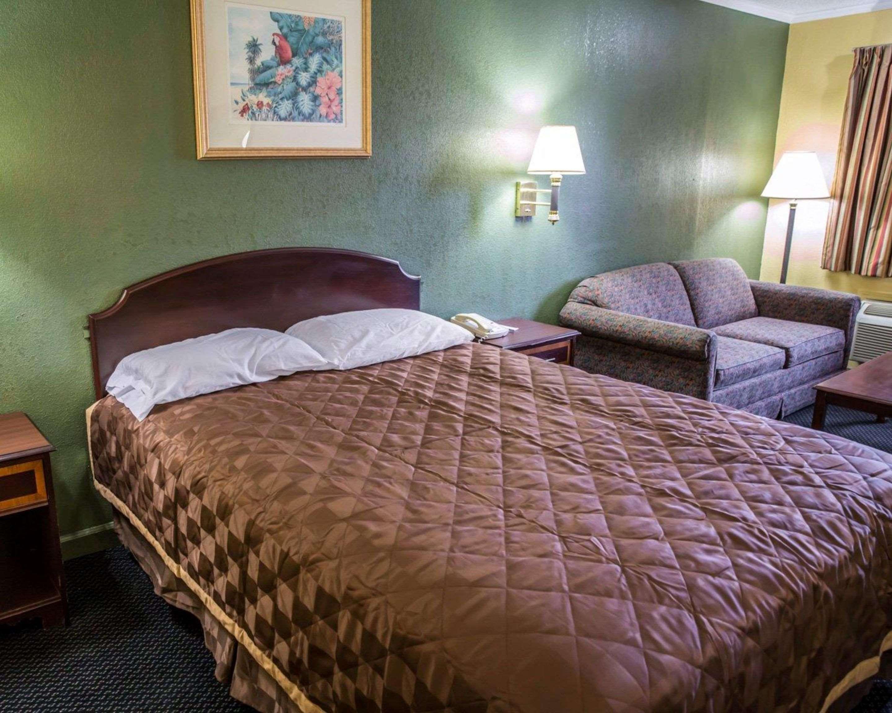 Rodeway Inn & Suites Plymouth Hwy 64 Buitenkant foto