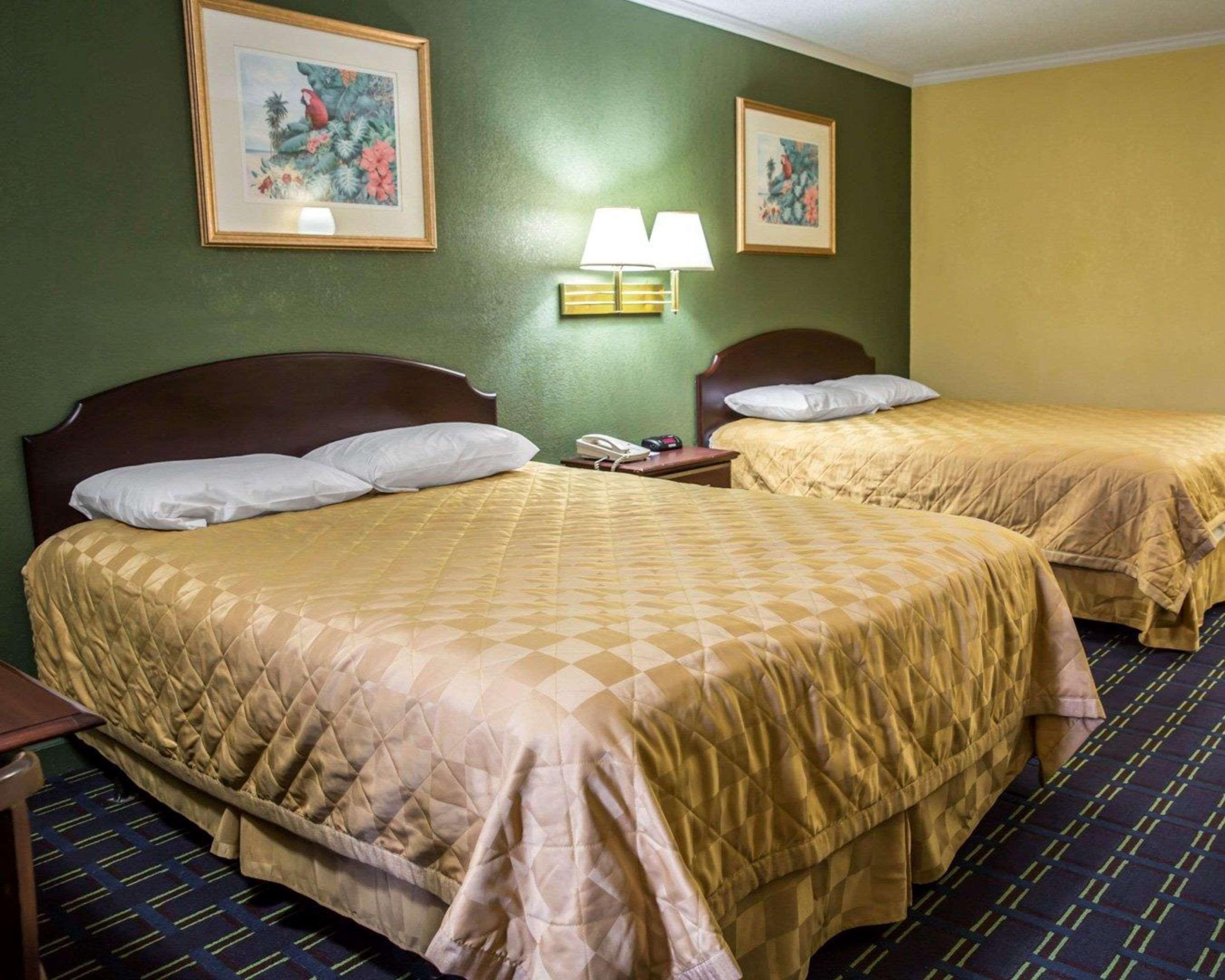 Rodeway Inn & Suites Plymouth Hwy 64 Buitenkant foto