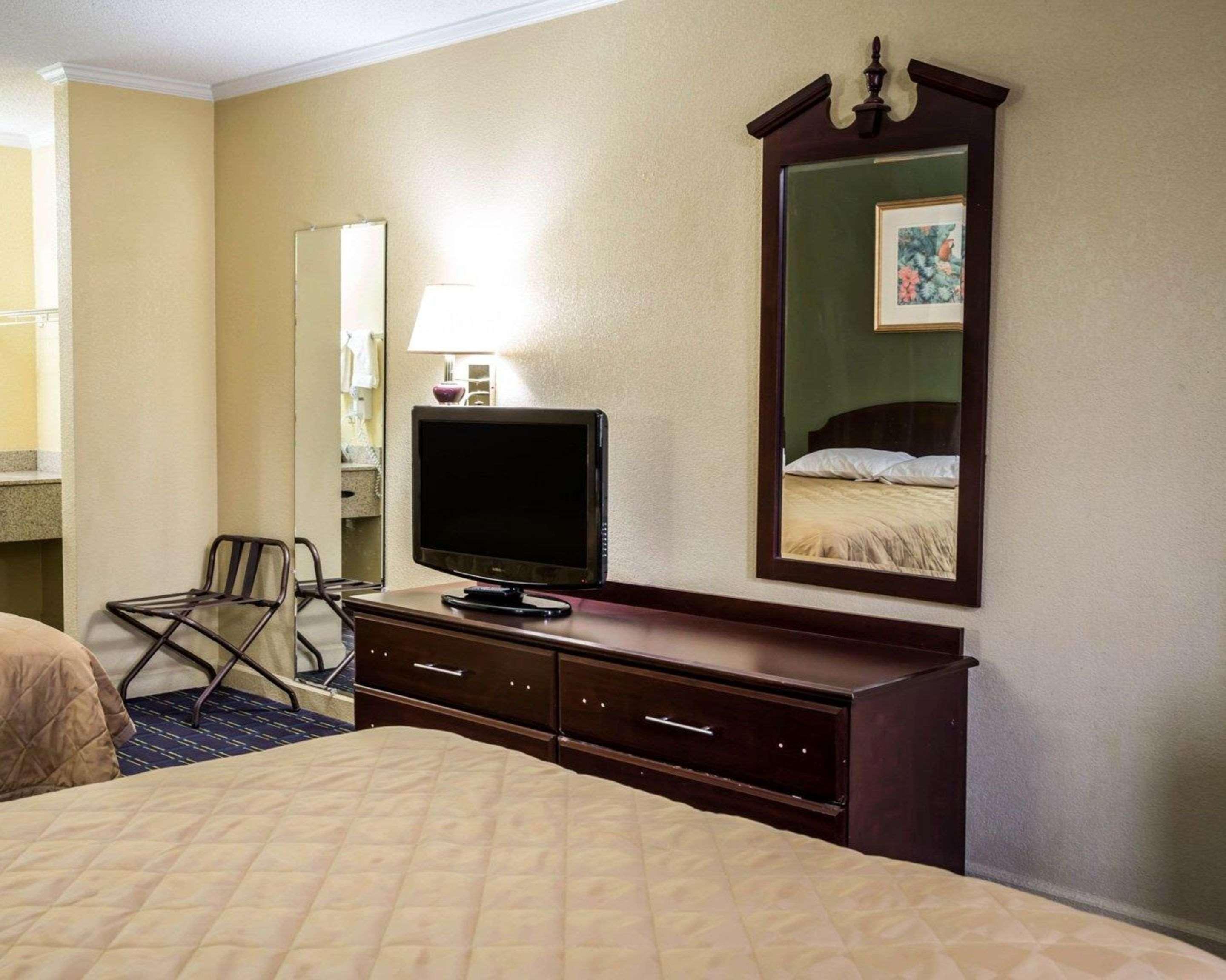 Rodeway Inn & Suites Plymouth Hwy 64 Buitenkant foto