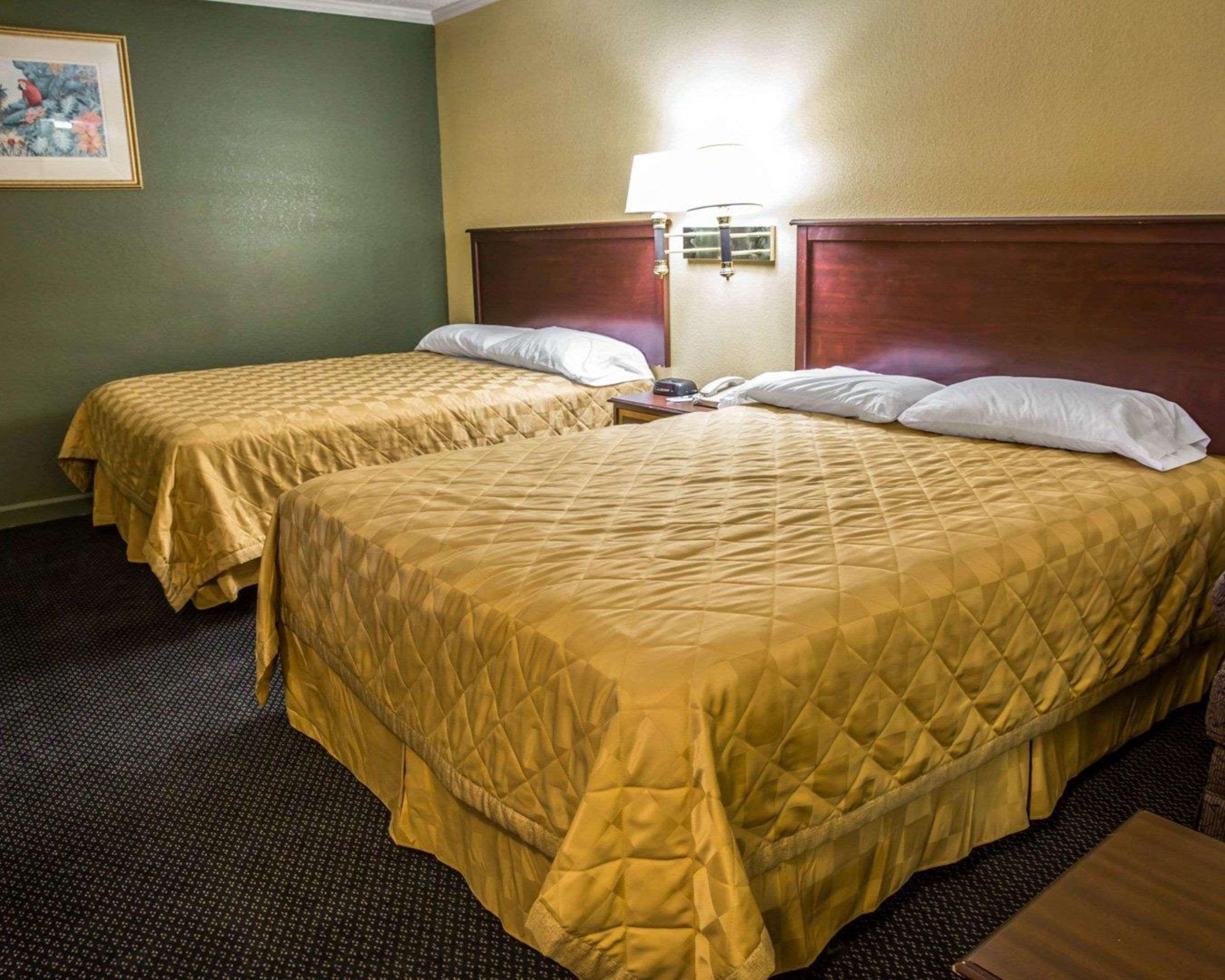 Rodeway Inn & Suites Plymouth Hwy 64 Buitenkant foto