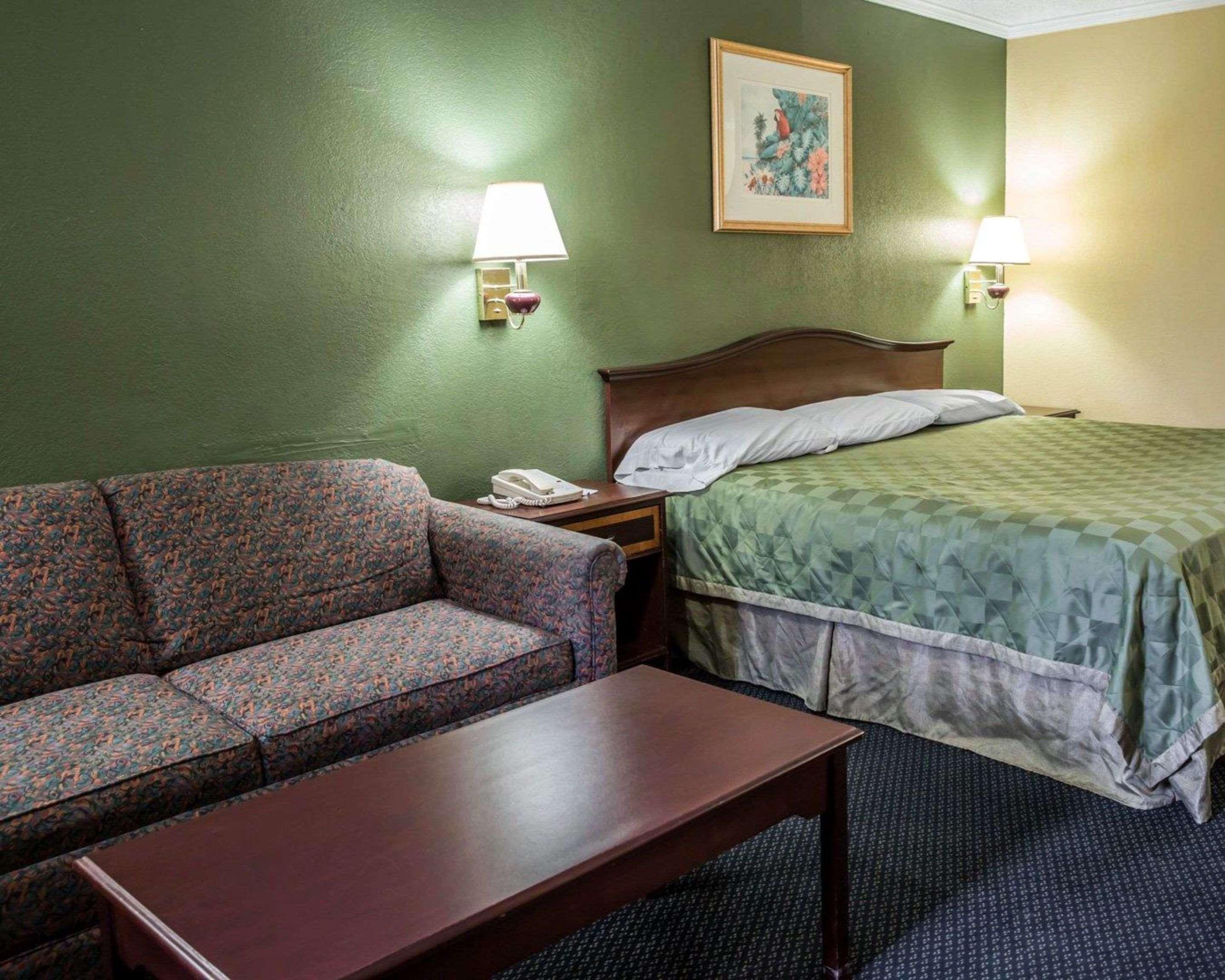 Rodeway Inn & Suites Plymouth Hwy 64 Buitenkant foto