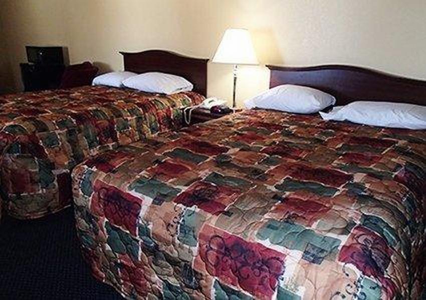 Rodeway Inn & Suites Plymouth Hwy 64 Buitenkant foto