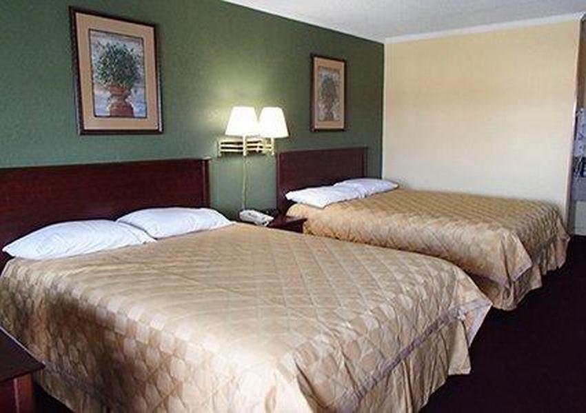 Rodeway Inn & Suites Plymouth Hwy 64 Buitenkant foto