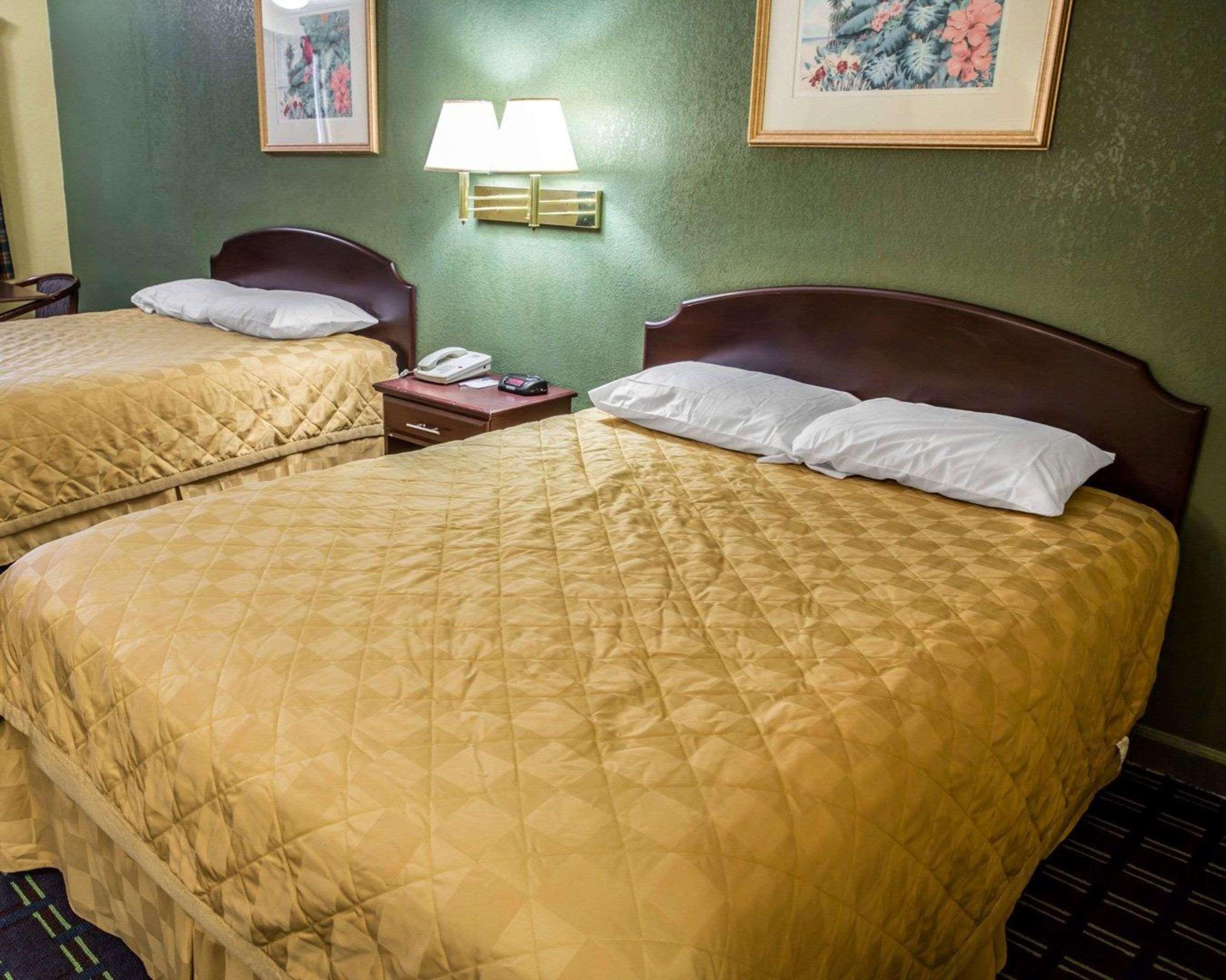 Rodeway Inn & Suites Plymouth Hwy 64 Buitenkant foto