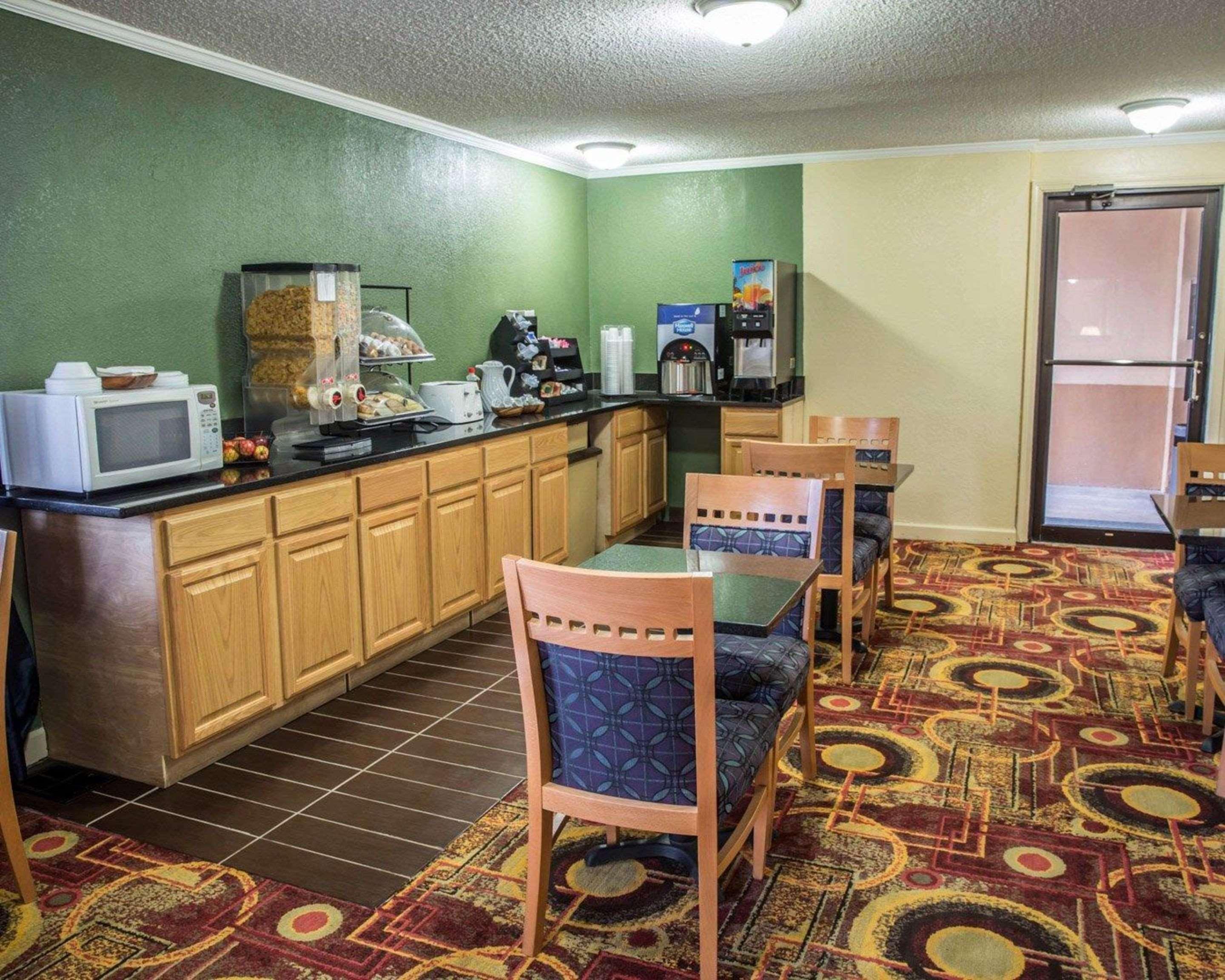 Rodeway Inn & Suites Plymouth Hwy 64 Buitenkant foto