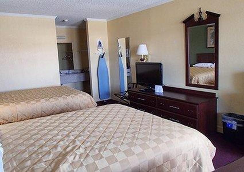 Rodeway Inn & Suites Plymouth Hwy 64 Buitenkant foto