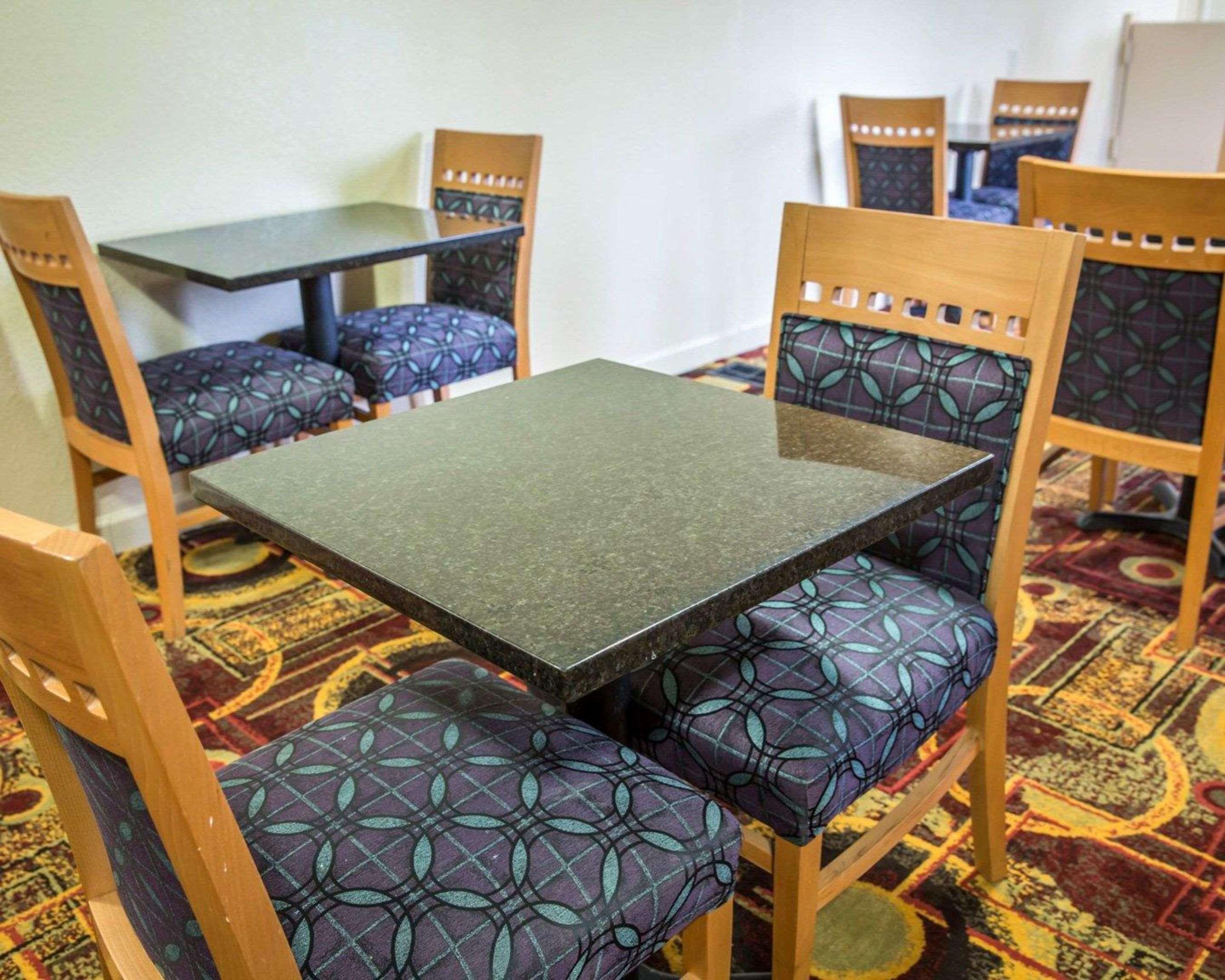 Rodeway Inn & Suites Plymouth Hwy 64 Buitenkant foto