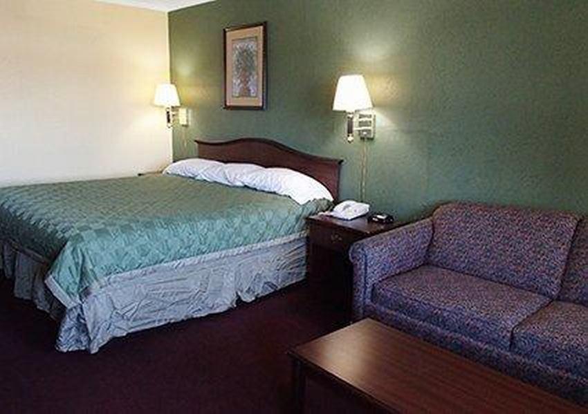 Rodeway Inn & Suites Plymouth Hwy 64 Buitenkant foto