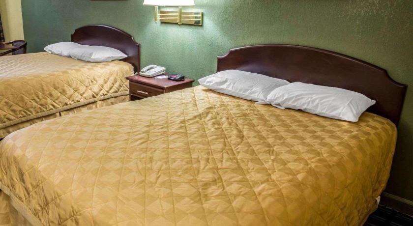 Rodeway Inn & Suites Plymouth Hwy 64 Buitenkant foto