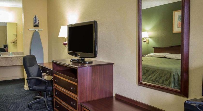 Rodeway Inn & Suites Plymouth Hwy 64 Buitenkant foto