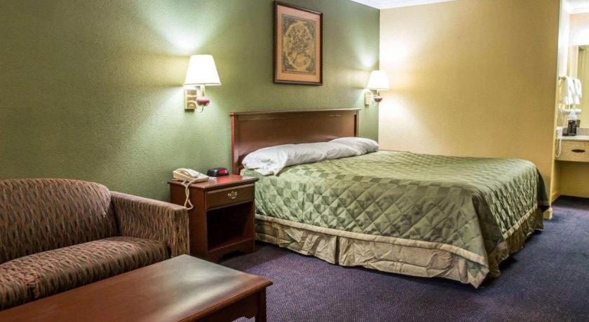 Rodeway Inn & Suites Plymouth Hwy 64 Buitenkant foto