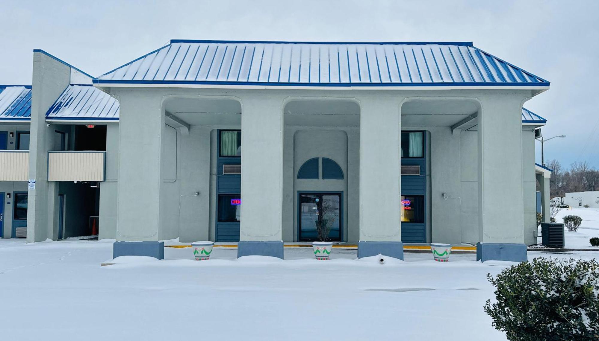 Rodeway Inn & Suites Plymouth Hwy 64 Buitenkant foto