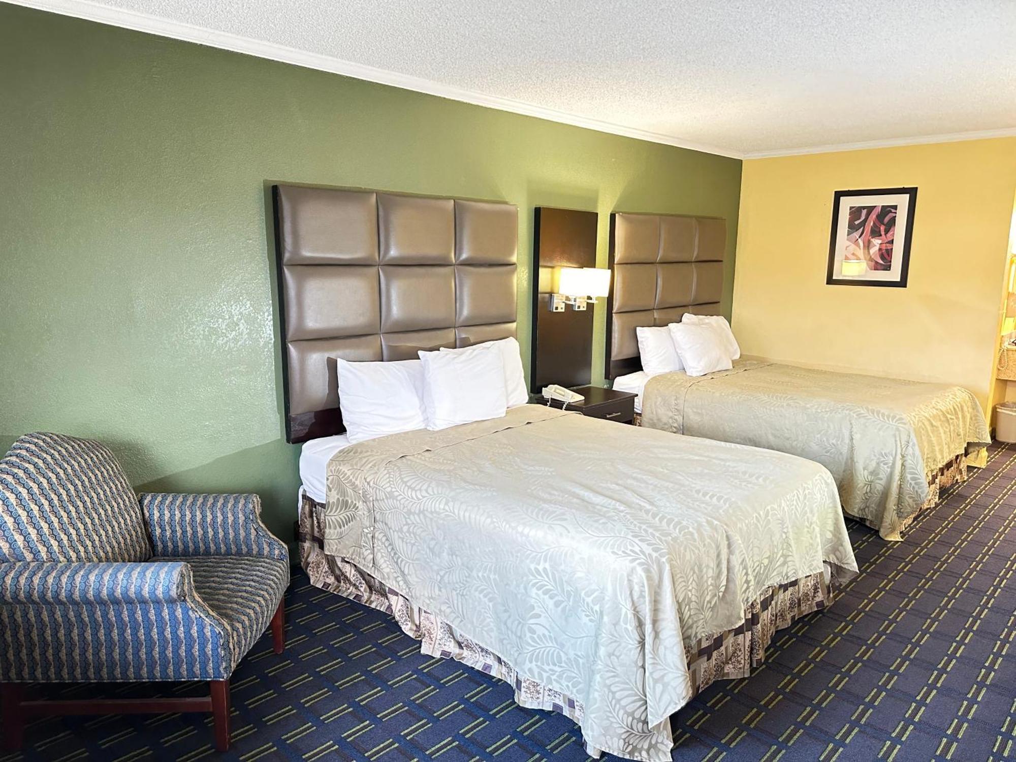 Rodeway Inn & Suites Plymouth Hwy 64 Buitenkant foto