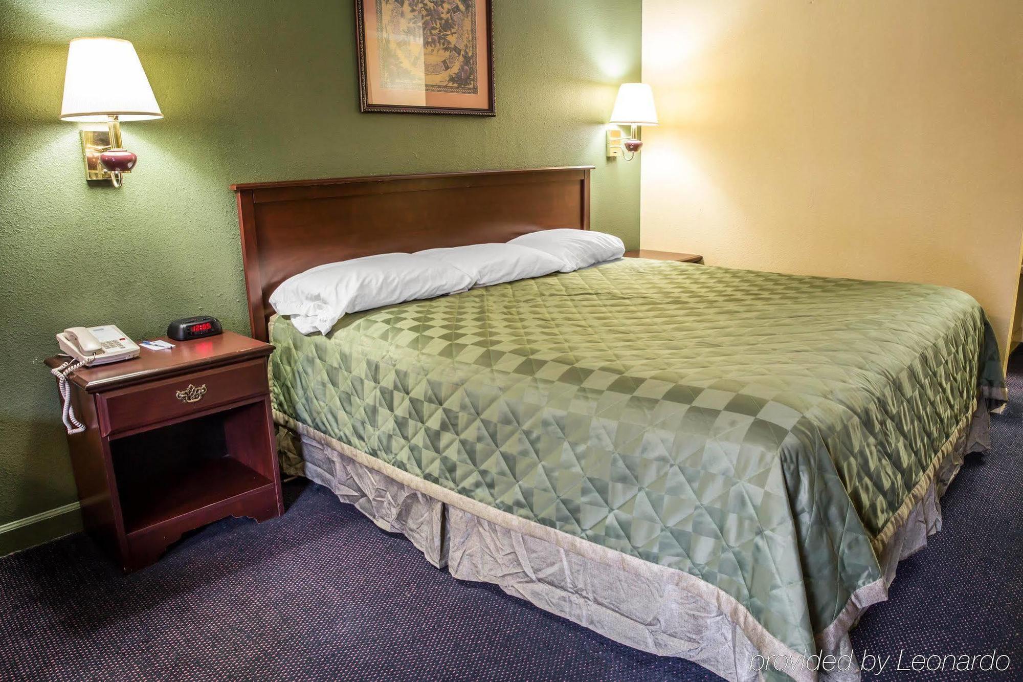 Rodeway Inn & Suites Plymouth Hwy 64 Buitenkant foto