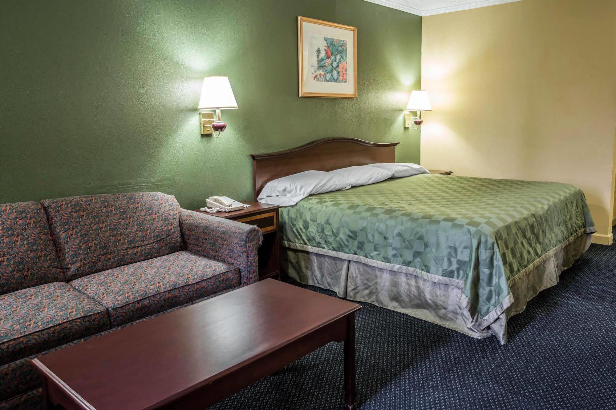 Rodeway Inn & Suites Plymouth Hwy 64 Buitenkant foto