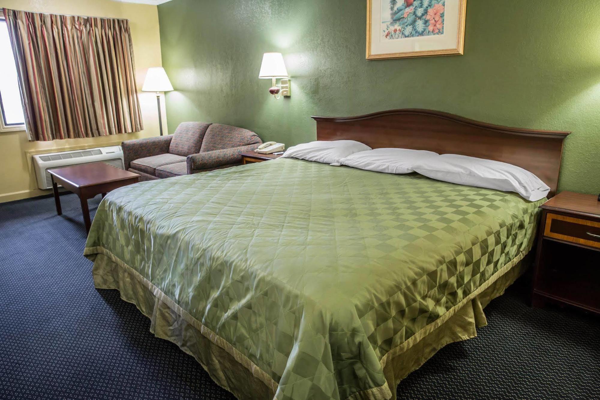 Rodeway Inn & Suites Plymouth Hwy 64 Buitenkant foto