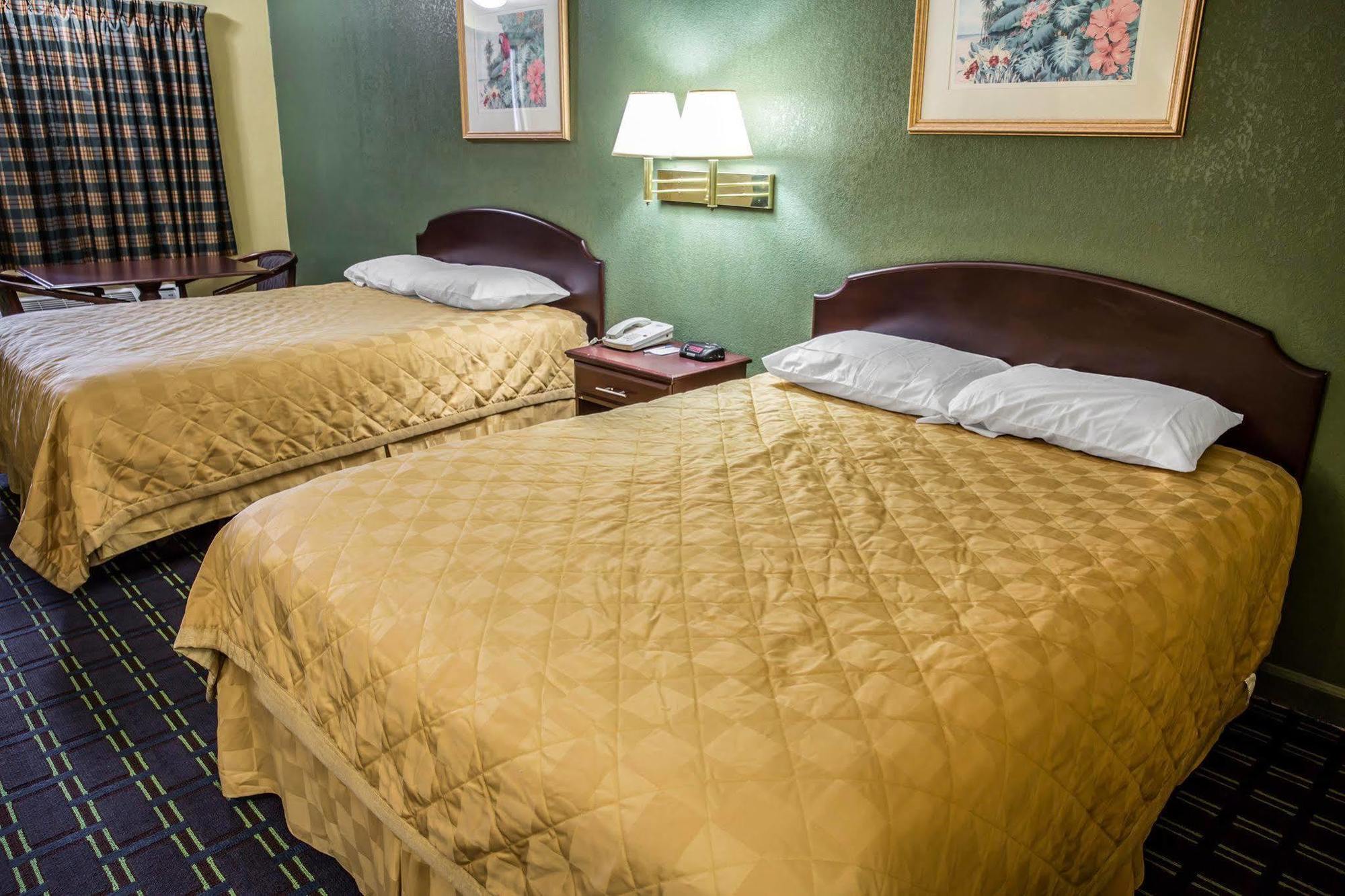 Rodeway Inn & Suites Plymouth Hwy 64 Buitenkant foto