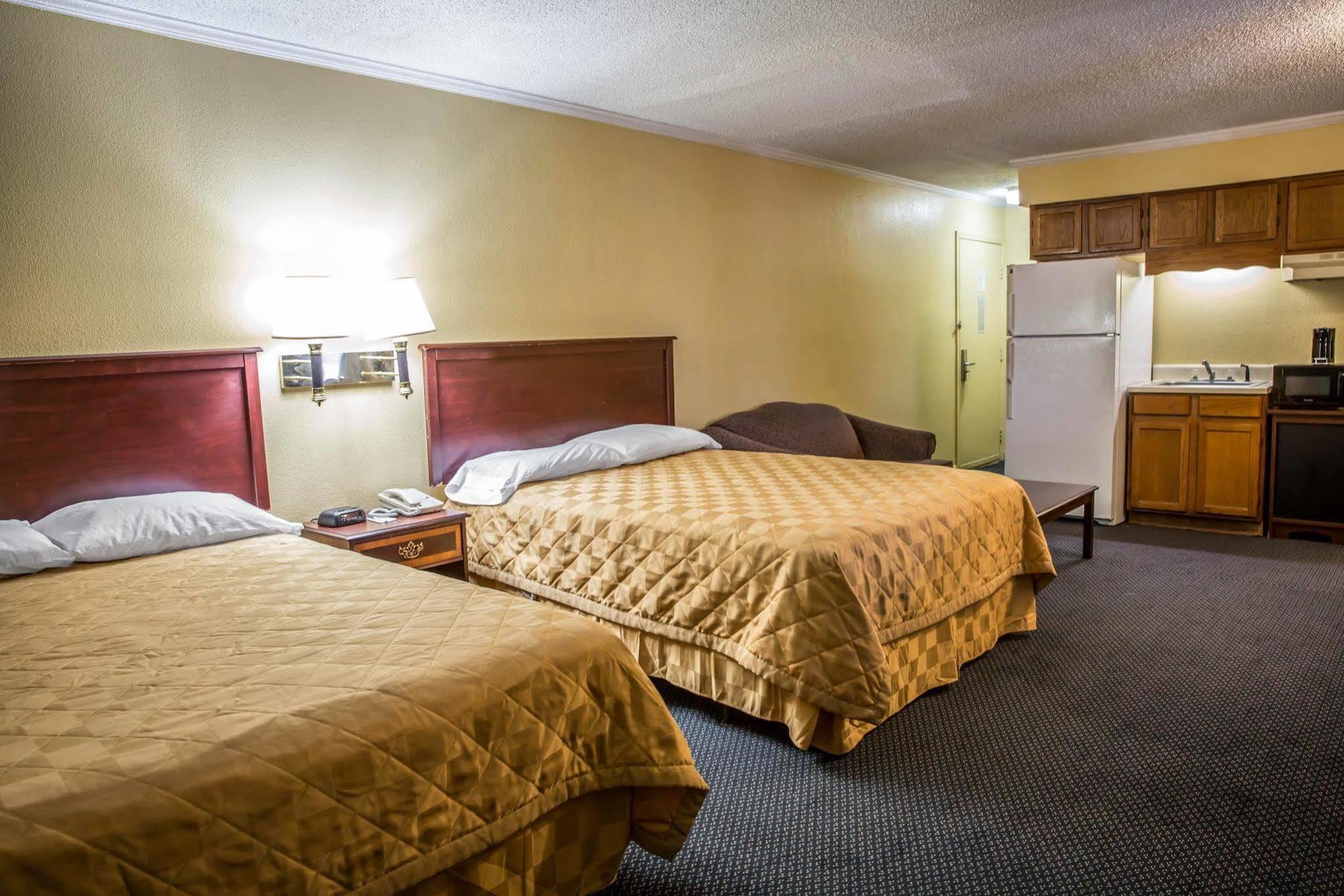 Rodeway Inn & Suites Plymouth Hwy 64 Buitenkant foto