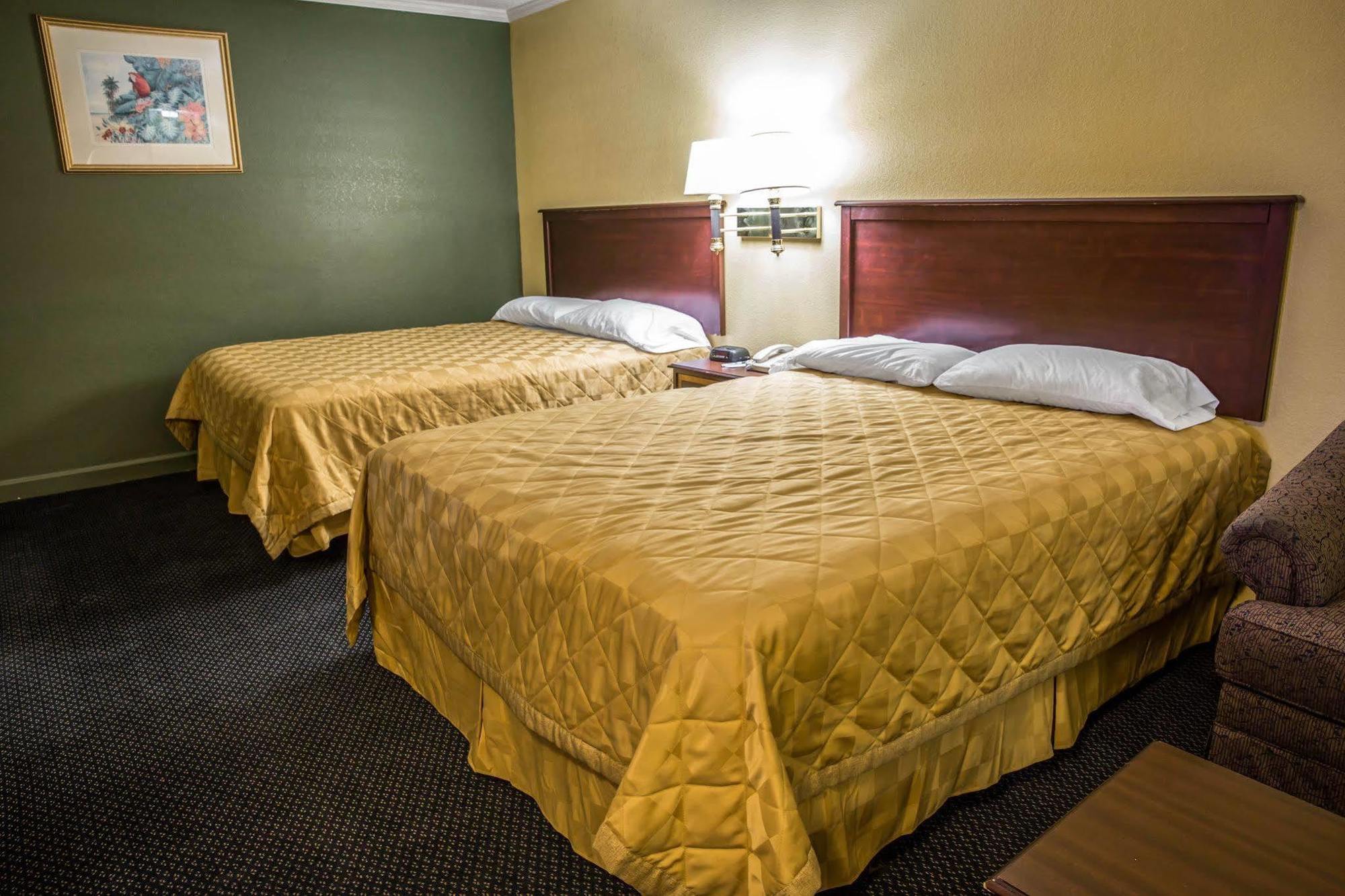 Rodeway Inn & Suites Plymouth Hwy 64 Buitenkant foto